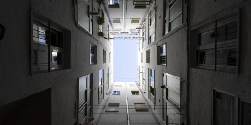Vivienda en el barrio de Las Delicias, en Valladolid. / ALBERTO MINGUEZA para El norte de Castilla Portal interior de un bloque de viviendas