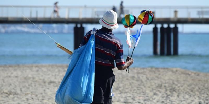 Migrante en la playa