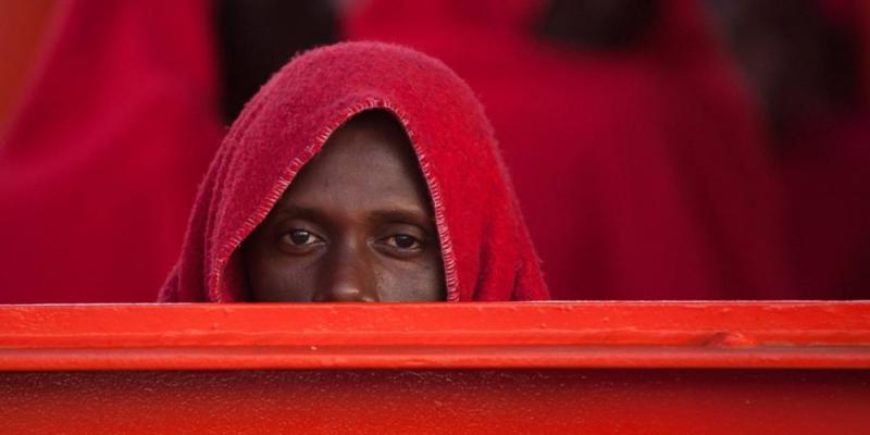 Un chico migrante rescatado en el Meditérraneo en octubre de 2019 / JESUS MERIDA SOPA IMAGES VIA ZUM