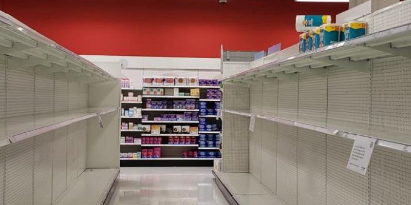 Estantes de papel higiénico vacíos, ante la segunda oleada de coronavirus. /@SylviaObell / Twitter Estanterías vacías en un supermercado