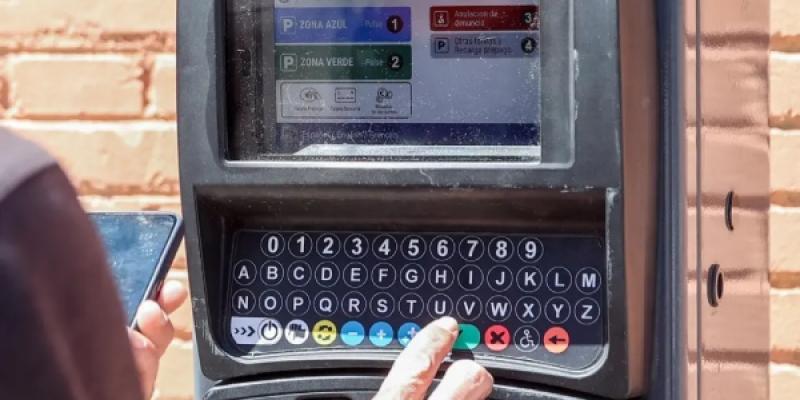 Una persona utiliza un parquímetro, en Madrid. / Europa Press Una persona utiliza un parquímetro, en Madrid.