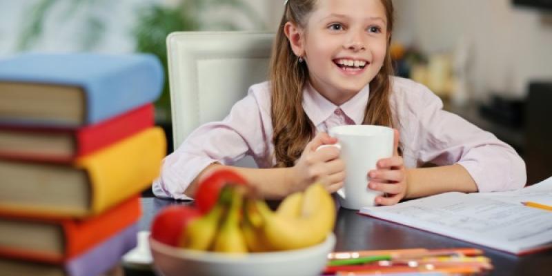 Niña con su desayuno