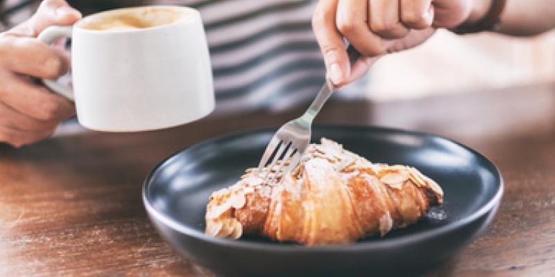Imagen de una persona desayunando/envatoelements El desayuno es lo más importante para mejorar tu jornada laboral