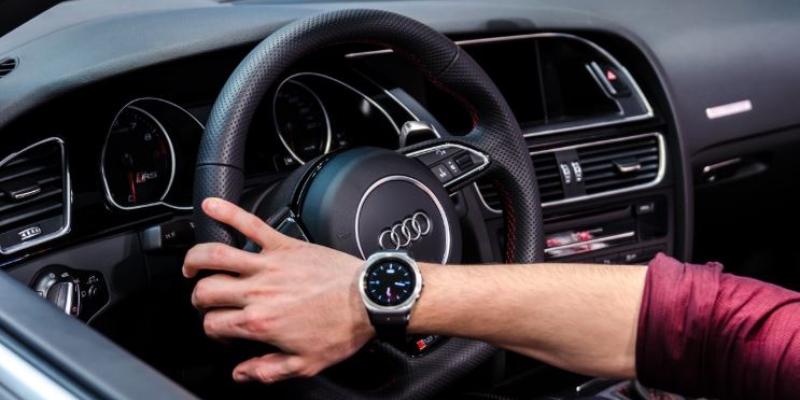 Imagen de una persona en un coche/Zoilo Rios Cómo desbloquear el volante del coche