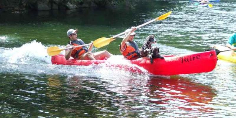Descenso del Sella en familia/ jairecanoas Una pareja con su perro realizando el Descenso del Sella