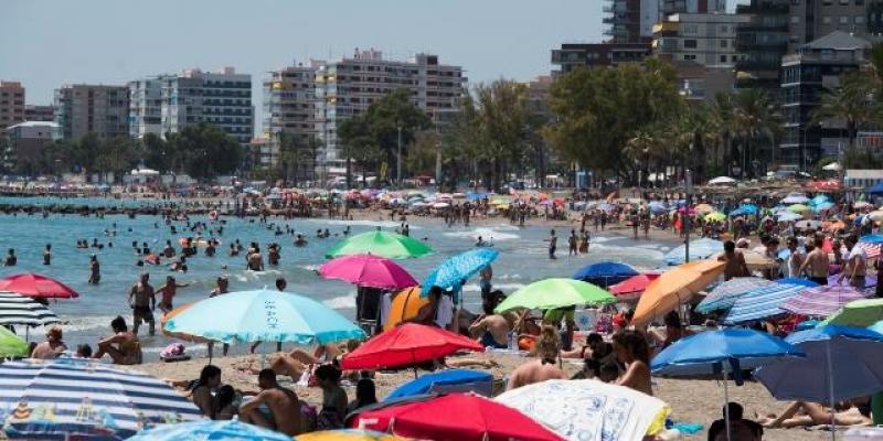 Un grupo de personas disfrutan del verano frente al mar 