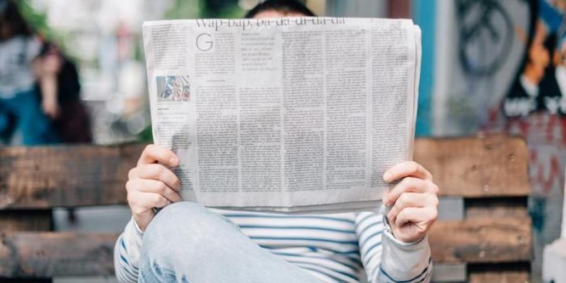 Un hombre lee un periódico | Foto de Roman Kraft/Unsplash Un hombre lee un periódico