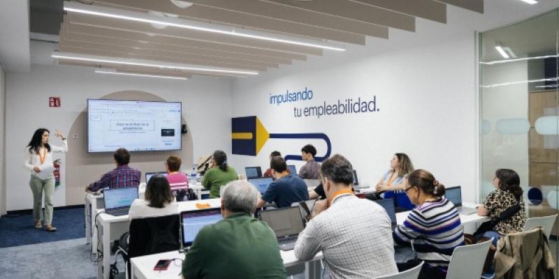 Foto de personas recibiendo formación en el HUB de innovación Sicual de Fundación Randsrad