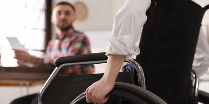 Desempleo y discapacidad / Servimedia Empleado con discapacidad motora