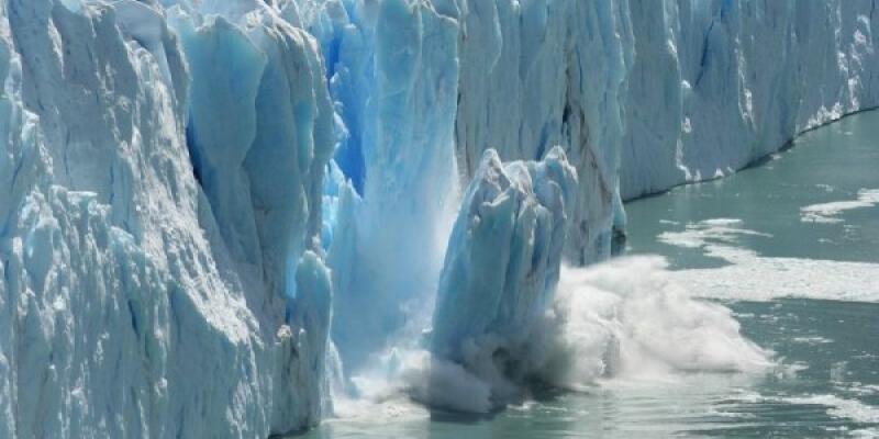 Ejemplo de deshielo marino con el desprendimiento de un bloque de hielo