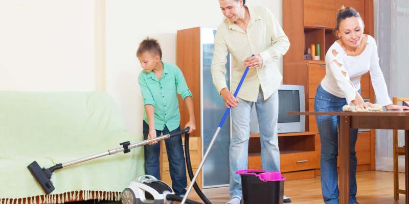 Imagen de una familia haciendo tareas del hogar/RPP La desigualdad de género sigue presente en las tareas del hogar