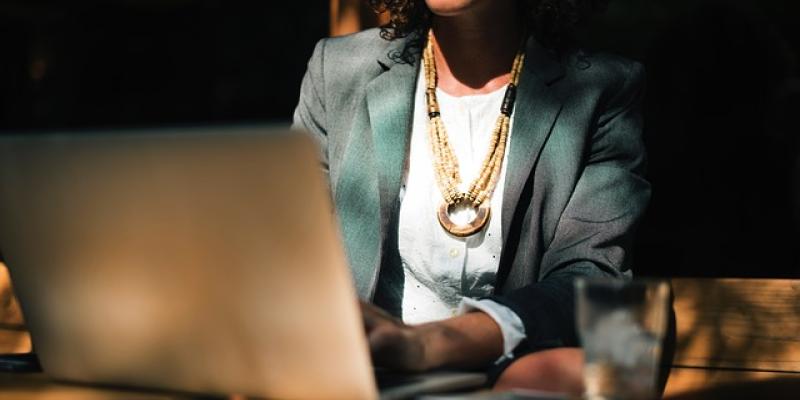 Imagen de una chica trabajando/Pixabay La desigualdad salarias sigue presente