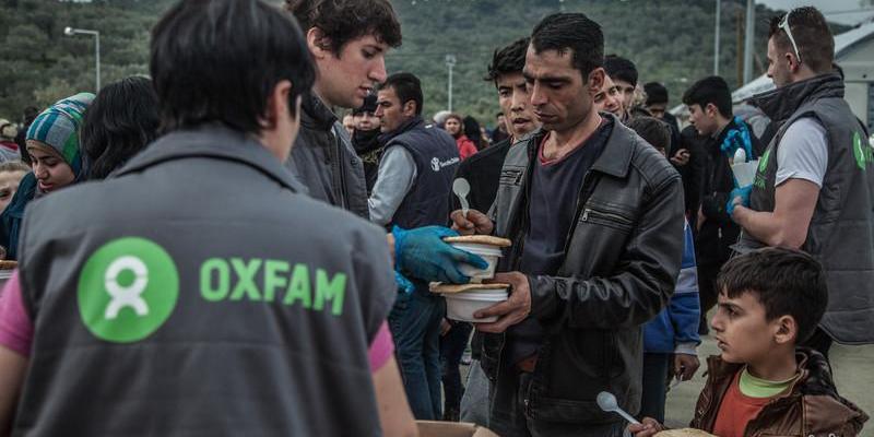 La desigualdad social, una lacra presente en todo el mundo Un grupo de personas voluntarias durante la distribución de comida a las personas refugiadas. © Pablo Tosco / Oxfam Intermón