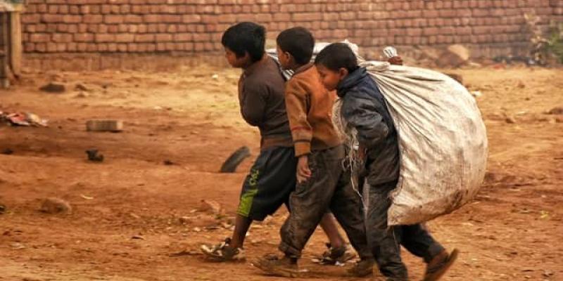 Imagen de tres niños en situación de vulnerabilidad y pobreza/Diario Responsable La pandemia trajo mucha desigualdad en los niños