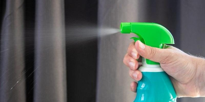 Los desinfectantes no son tan buenos como creemos Una persona usando desinfectantes en aerosol