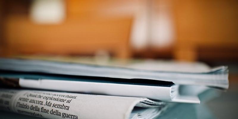 Noticias / Pixabay Varios periódicos sobre una mesa