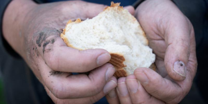 Imagen de una persona con comida/envatoelements La desnutrición en Sudán es una situación crítica