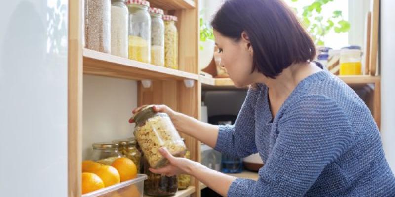 La despensa de casa Mujer en su despensa
