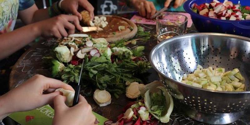 Personas haciendo la comida