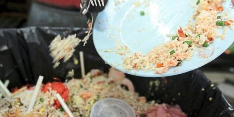El desperdicio de alimentos es algo que hay que erradicar Una personas prácticando el desperdicio de comida