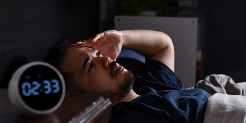 Imagen de una persona con insomnio/envatoelements Despertares nocturnos y razones