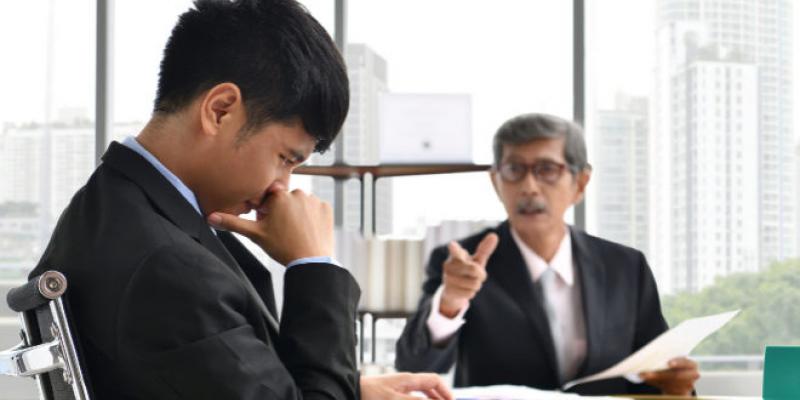 Imagen de un trabajador y su jefe en una discusión/Expansión Llegar tarde a trabajar, principal causa de despido