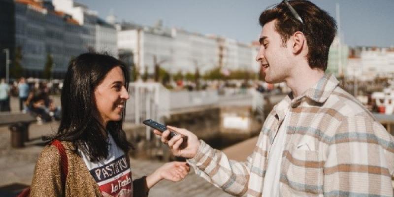 Dos jóvenes que se desplazan por trabajo