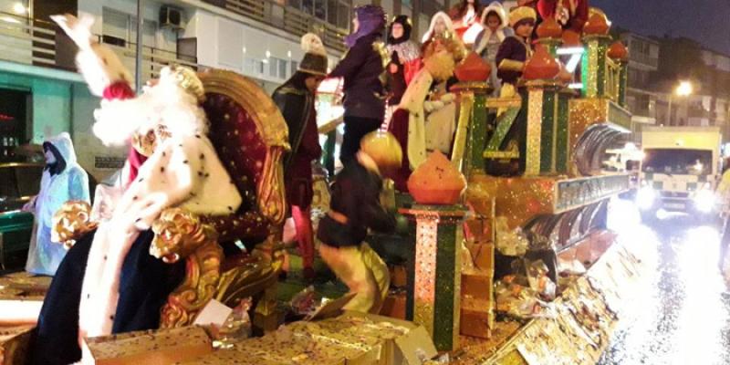 Niños en silla de ruedas irán en una carroza accesible en la cabalgata de Reyes.