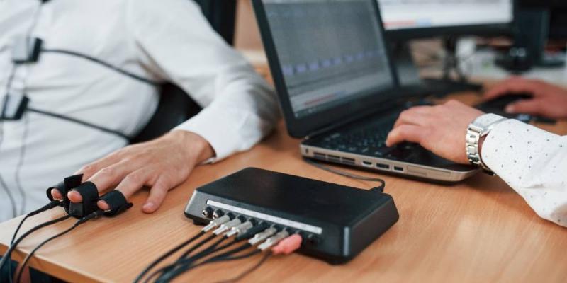Detectores de mentiras / Archivo Persona utilizando un detector de mentiras