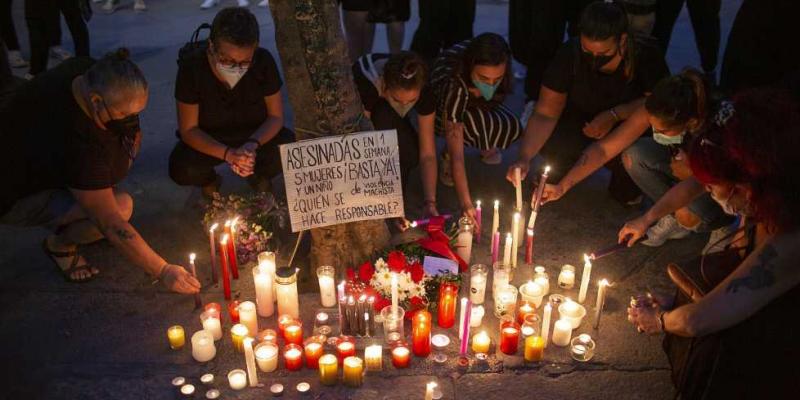 Concentración en Sevilla tras el repunte de asesinatos machistas y el hallazgo del cuerpo de la pequeña Olivia en la costa canaria.