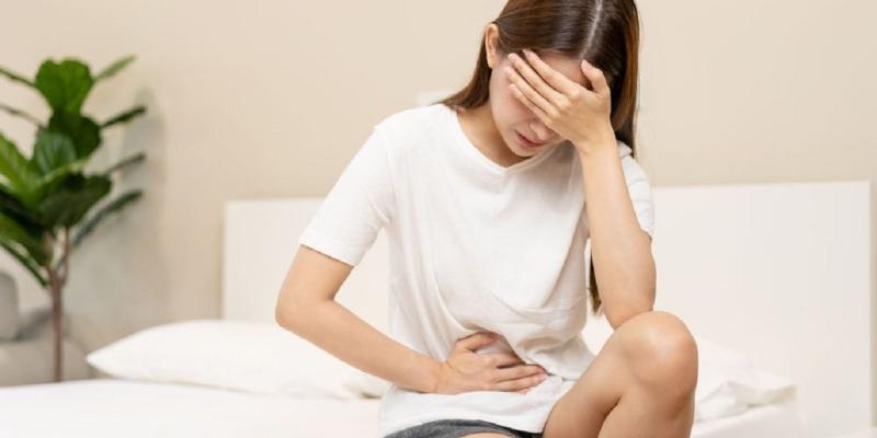 Imagen de una chica con dolor de estómago/El Liberal ¿El estreñimiento altera el deterioro cognitivo?