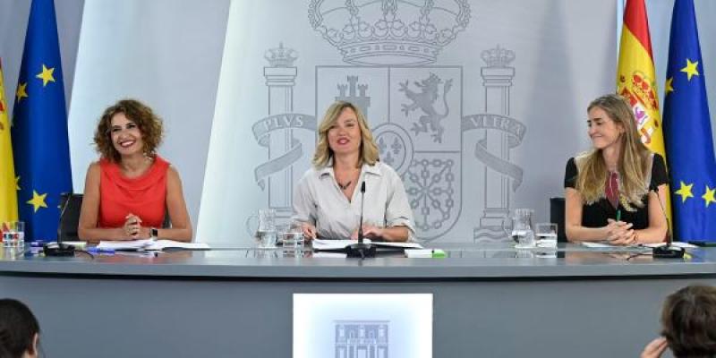 La ministra de Hacienda, María Jesús Montero, junto a las ministras de Educación, Formación Profesional y Deportes, Pilar Alegría, y para la Transición Ecológica y el Reto Demográfico, Sara Aagesen, en la rueda de prensa tras el Consejo de Ministros del pasado 2 de septiembre, en el que se aprobó el anteproyecto con la propuesta de condonación. 