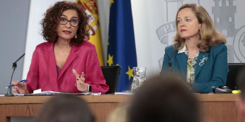 Las ministras María Jesús Montero (Hacienda) y Nadia Calviño (Economía). El Tesoro aumenta la emisión de deuda prevista para 2020 hasta 297.352 millones.