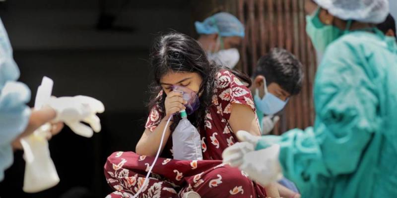 Una niña recibe oxígeno en la India durante la pandemia de la COVID / PLAN INTERNATIONAL (PLAN INTERNATIONAL)