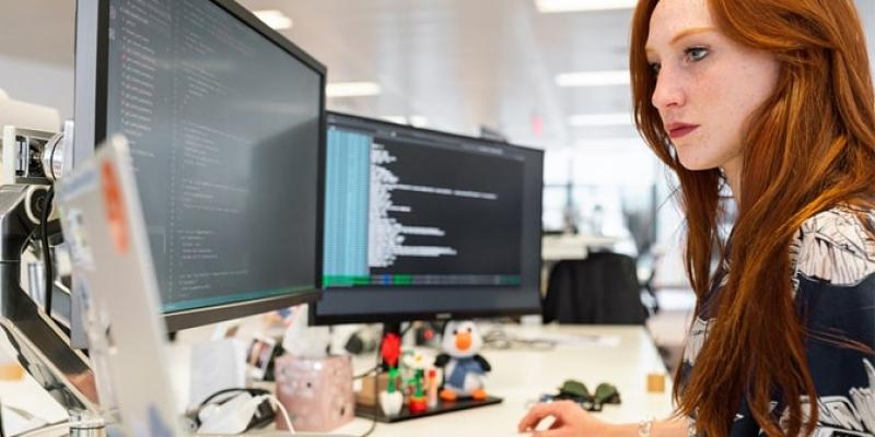 Imagen de una chica trabajando/It Reseller Puestos tecnológicos más demandados