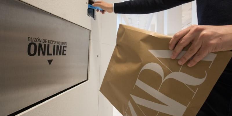 Devoluciones al grupo Inditex Persona llevando acabo la acción de devoluciones a grupo Inditex