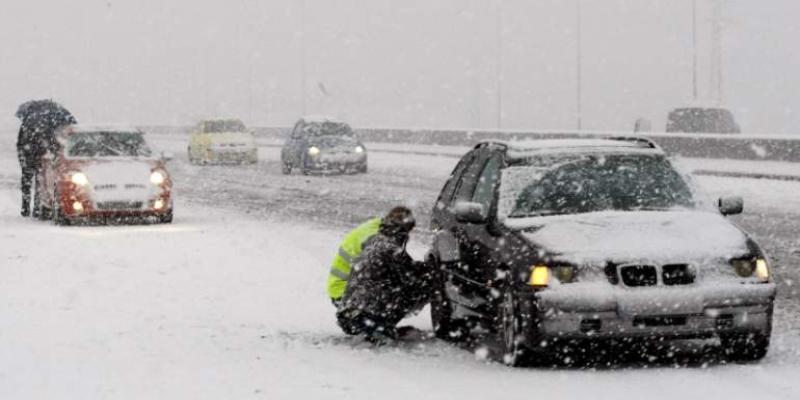 Imagen de una persona poniendo cadenas en su coche/elEconomista La DGT advierte a los conductores ante las fuertes nevadas