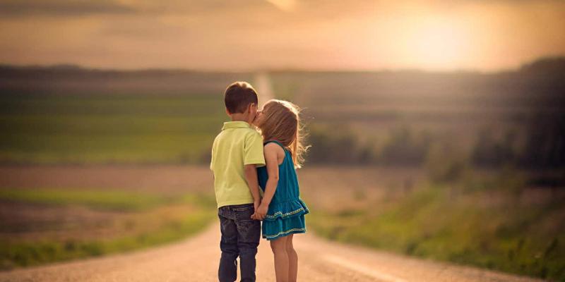 Imagen de dos niños dándose un beso/1ZOOM.me Día Internacional del Beso