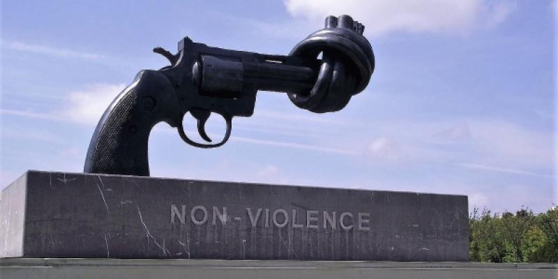 Escultura de la No Violencia en la Sede de la ONU de Nueva York
