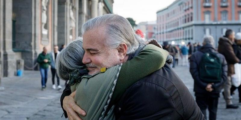 Día Internacional de la Solidaridad Humana Personas abrazándose / Solidaridad, Pixabay