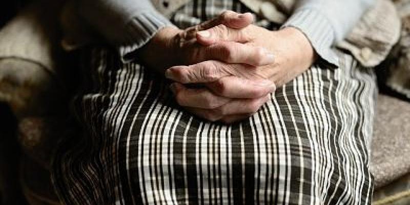 La viudedad en las mujeres asciende a dos millones en España Manos de una mujer/Pixabay
