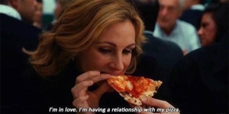 Día Mundial de la Pizza Escena de la Película Come, Reza, Ama de Julia Roberts comiendo Pizza