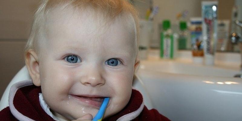 Un niño cepillándose los dientes de leche / Pixabay