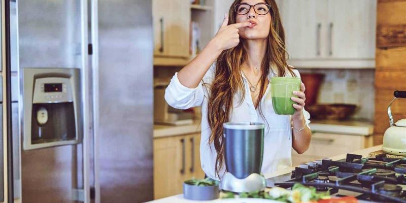 Imagen de una chica con una bebida natural/Revista Clara Dieta depurativa