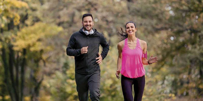 Imagen de un chico y una chica haciendo ejercicio Consejos para estar en forma/Semana