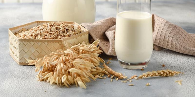 Imagen de un vaso de leche y cereales/Nutira El gluten y la lactosa son los nutrientes más excluidos por la población