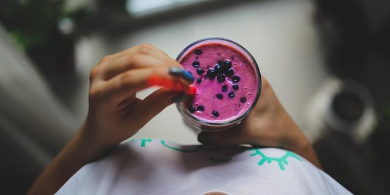 Imagen de una chica con un batido natural/Pixabay Los beneficios de la dieta FAFO
