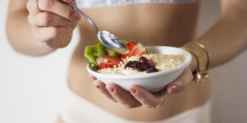 Dieta mediterránea / Pixabay Chica siguiendo una dieta mediterránea