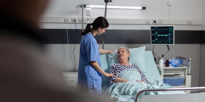 Imagen de una médico con un paciente/La Vanguardia La dieta mediterránea y su relación con las personas hospitalizadas