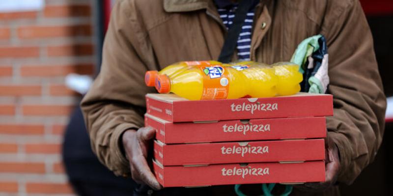 Los niños vulnerables en Madrid estarán tres meses comiendo los menús de Telepizza. Ayuso asegura que sus menús escolares llevan fruta, pero solo la incluye un 14%.